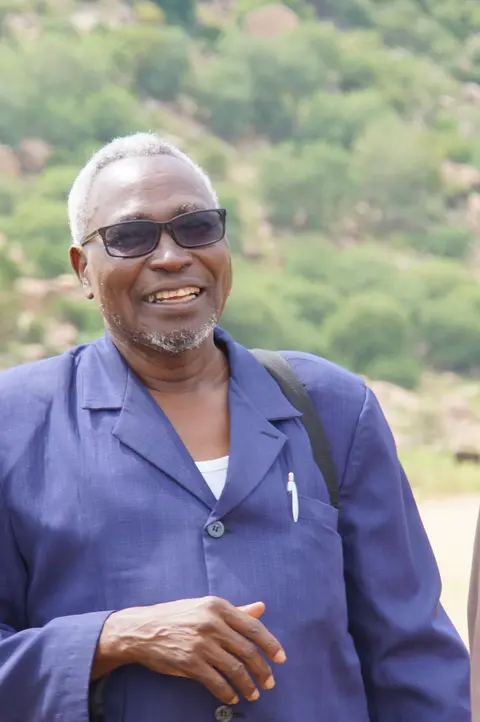 Au bas de la passerelle